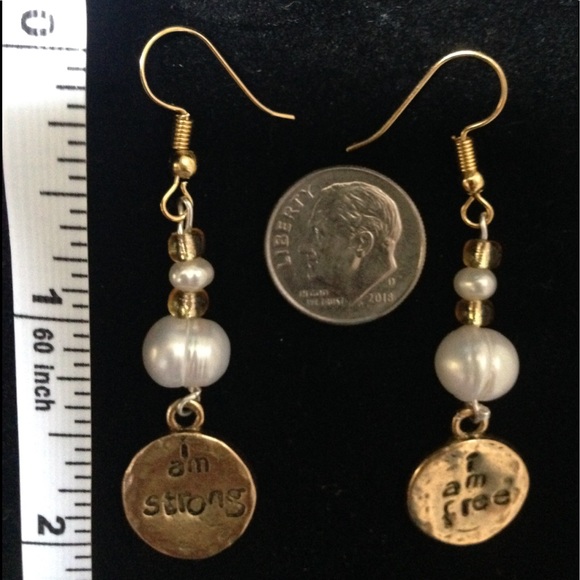 NWT Goldtone and Freshwater Pearl Earrings - Picture 3 of 3